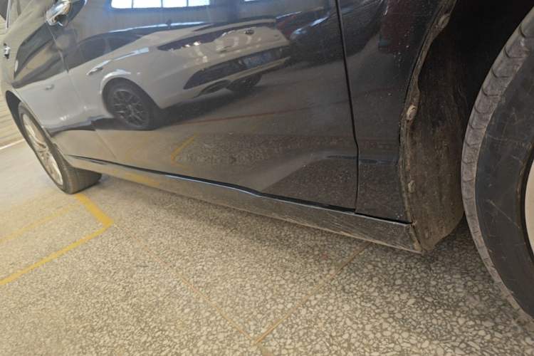 Used Toyota Avalon 2022 Dual-Engine 2.5L XLE Premium Edition Right Side Sill