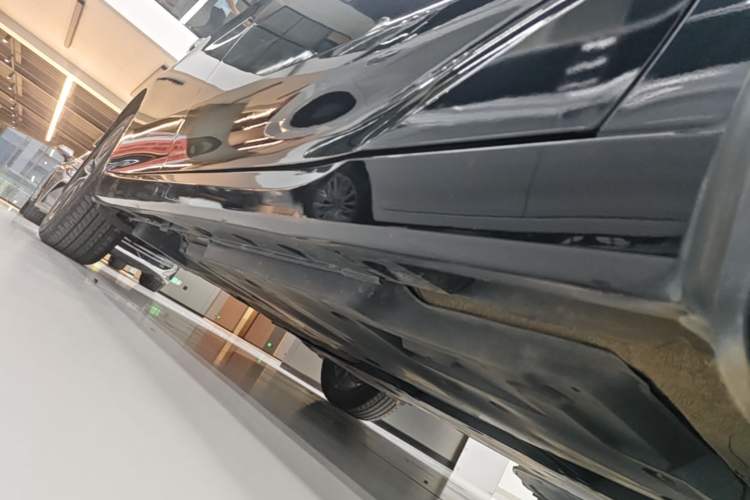 Used Toyota Avalon 2022 2.5L Luxury Edition Right Side Sill