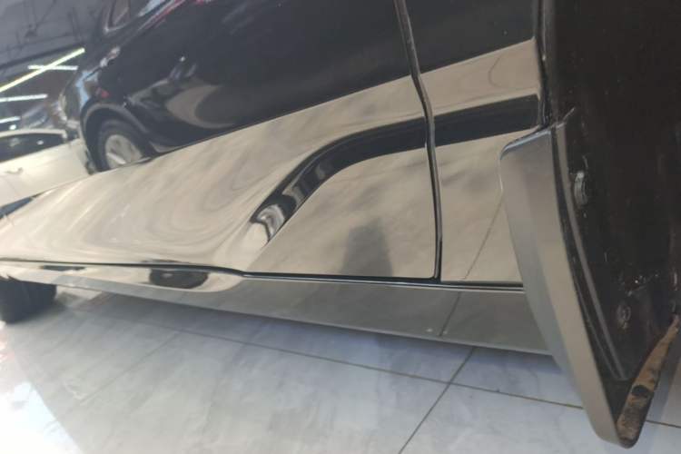 Used Toyota Avalon 2022 2.0L XLE Premium Edition Right Side Sill