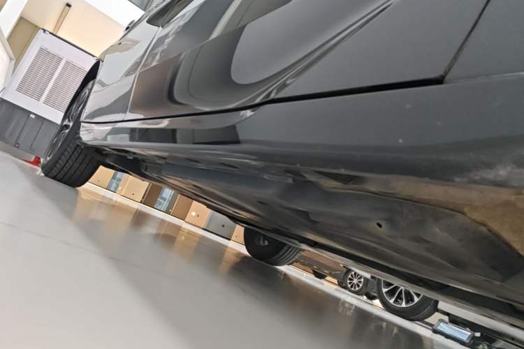 Used Toyota Avalon 2022 2.5L Luxury Edition Right Side Sill