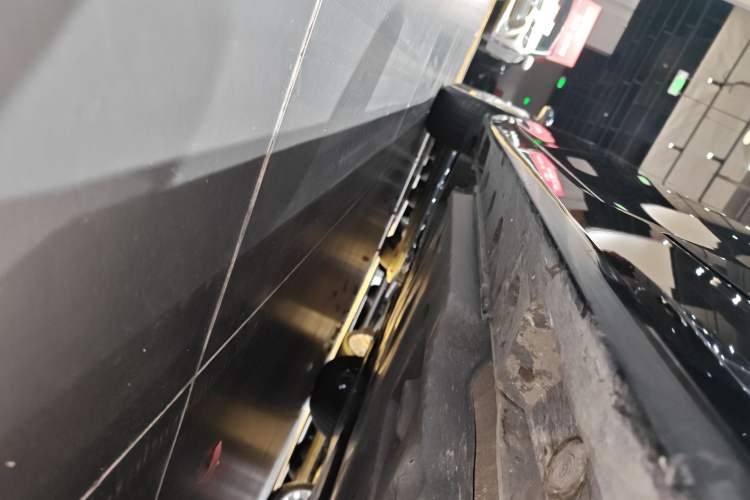 Used Toyota Avalon 2022 2.5L Luxury Edition Right Side Sill