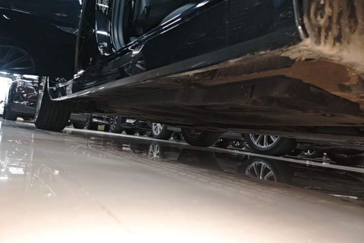 Used Toyota Avalon 2022 2.0L Luxury Edition Right Side Sill