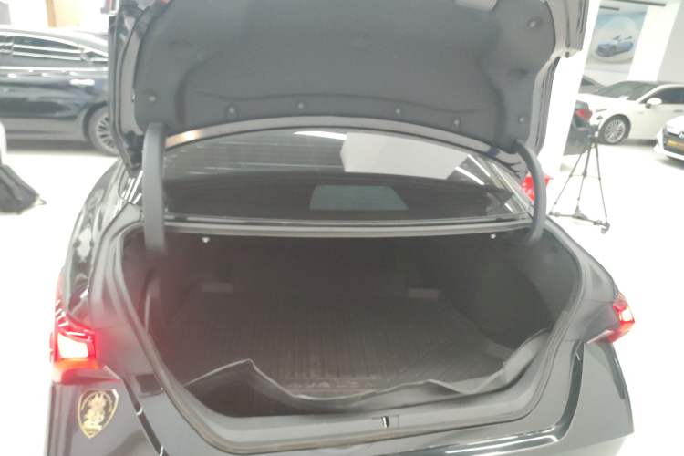 Used Toyota Avalon 2022 Dual-Engine 2.5L Luxury Edition Trunk