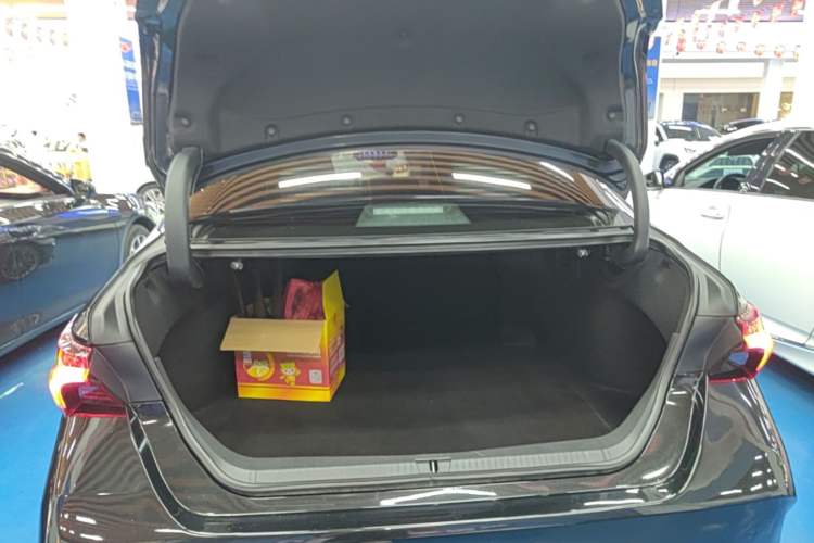 Used Toyota Avalon 2022 2.0L Luxury Edition Trunk