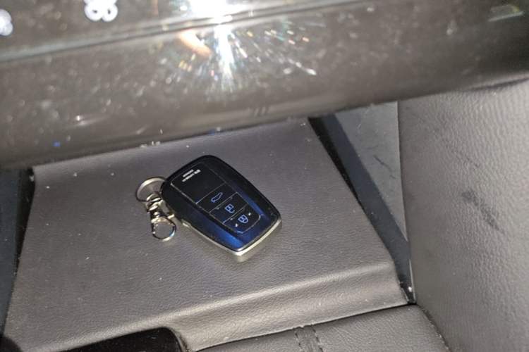 Used Toyota Avalon 2022 2.0L XLE Premium Edition Vehicle Key