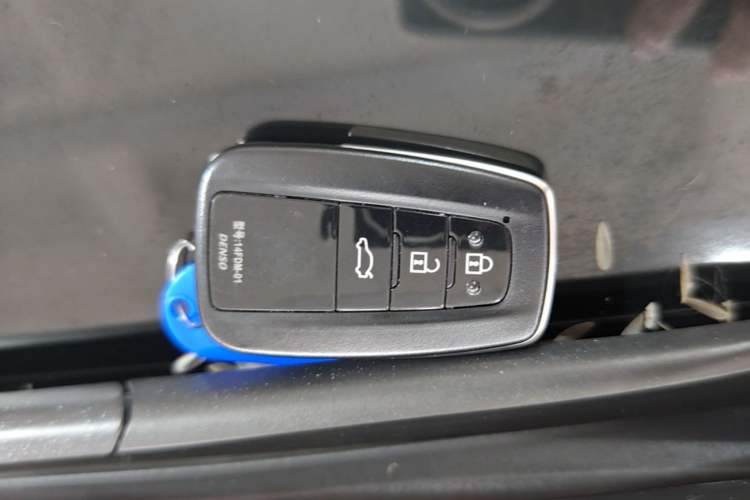 Used Toyota Avalon 2022 2.0L XLE Premium Edition Vehicle Key