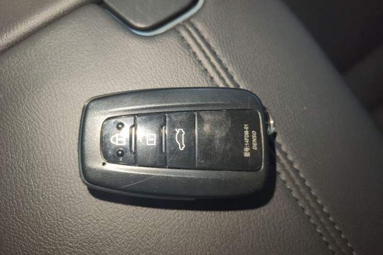 Used Toyota Avalon 2022 2.0L XLE Premium Edition Vehicle Key