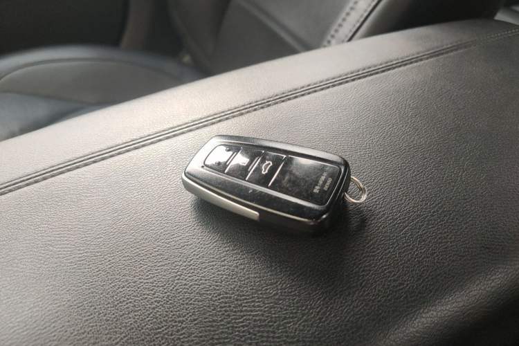 Used Toyota Avalon 2022 2.0L XLE Premium Edition Vehicle Key