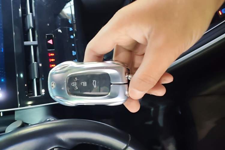Used Toyota Avalon 2022 2.0L XLE Premium Edition Vehicle Key