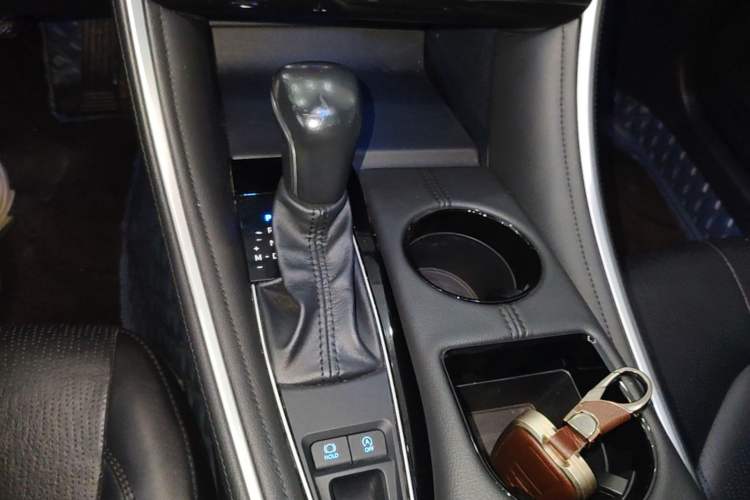 Used Toyota Avalon 2022 2.0L XLE Premium Edition Gear Lever