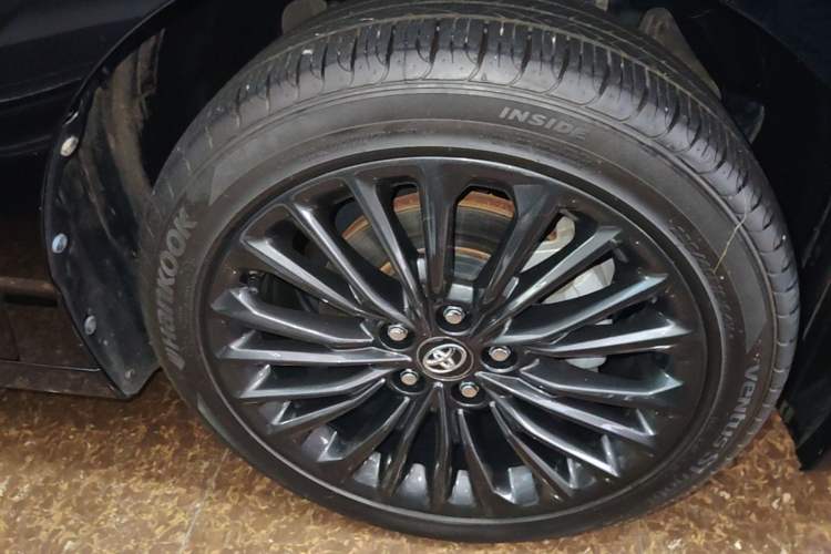 Used Toyota Avalon 2022 2.0L XLE Premium Edition Right Front Wheel Hub