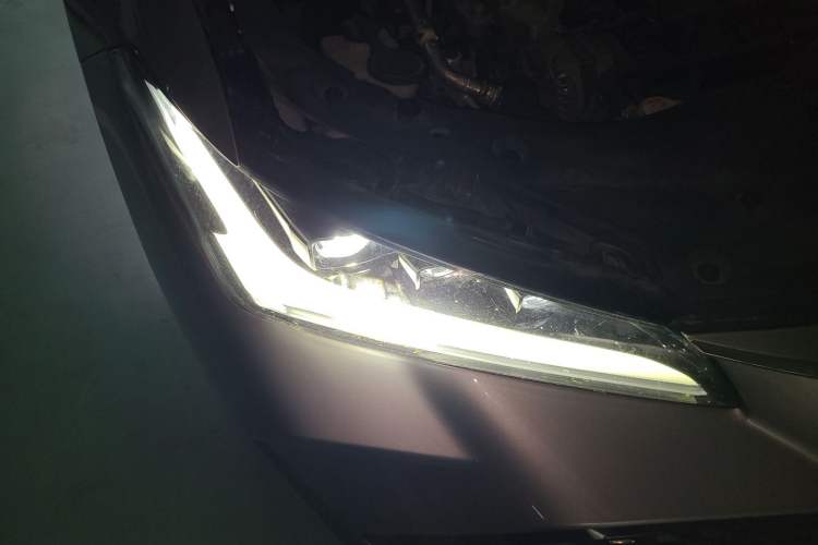 Used Toyota Avalon 2022 2.5L Luxury Edition Right Front Headlight