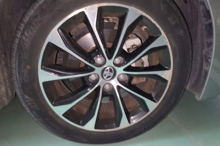 Used Toyota Avalon 2022 2.5L Luxury Edition Right Front Wheel Hub