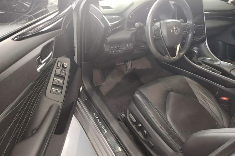 Used Toyota Avalon 2022 Dual-Engine 2.5L XLE Premium Edition Driver Seat