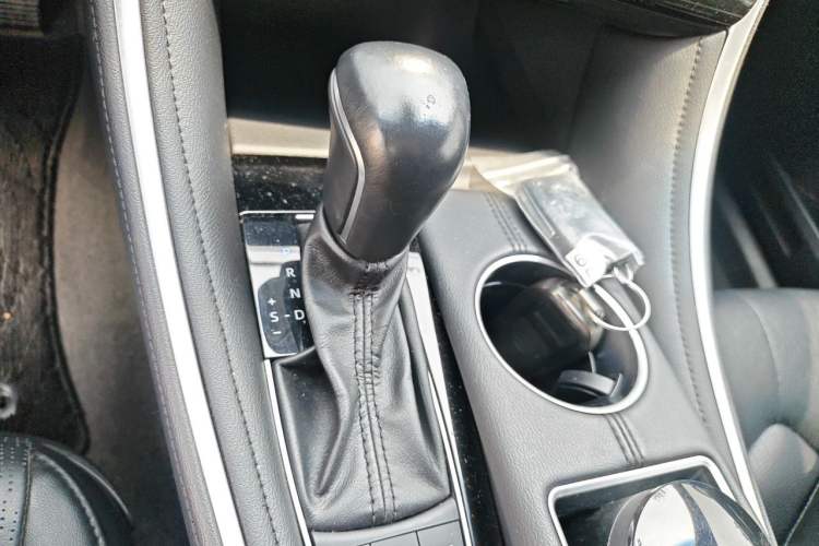 Used Toyota Avalon 2022 Dual-Engine 2.5L XLE Premium Edition Gear Lever