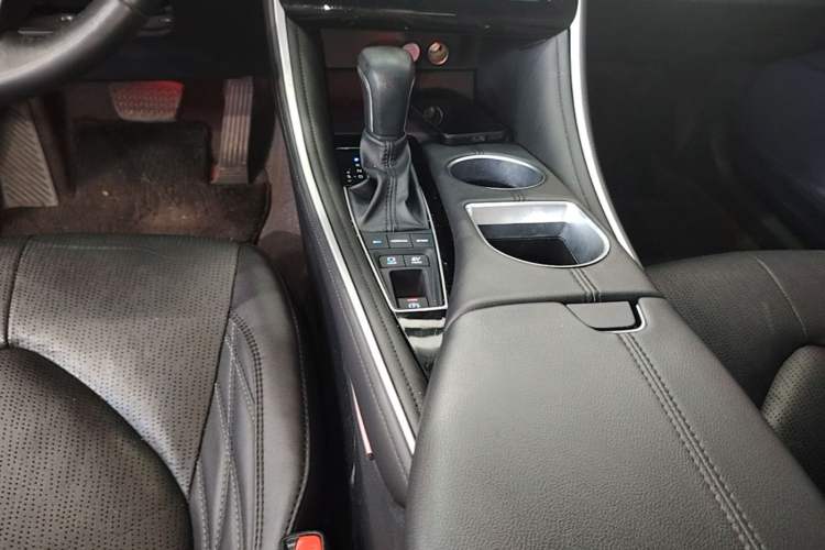 Used Toyota Avalon 2022 Dual-Engine 2.5L XLE Premium Edition Gear Lever