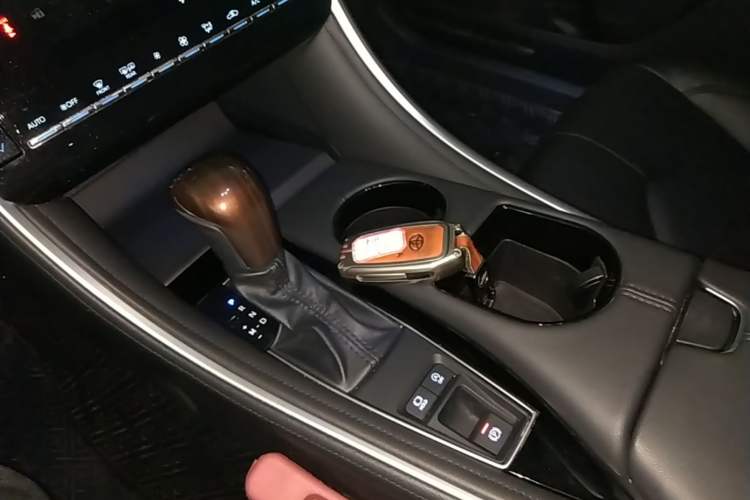 Used Toyota Avalon 2022 2.0L Luxury Edition Gear Lever