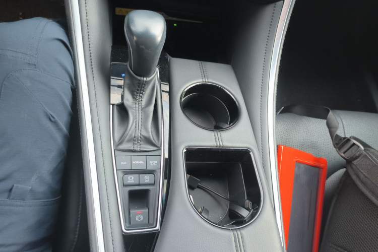Used Toyota Avalon 2022 2.5L Luxury Edition Gear Lever