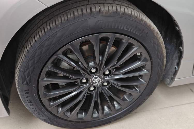 Used Toyota Avalon 2022 2.5L Touring Premium Edition Left Front Wheel Hub