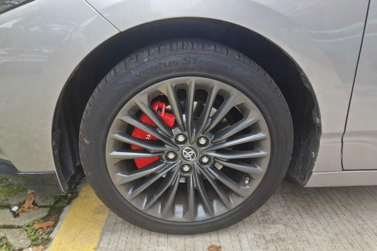 Used Toyota Avalon 2022 2.5L Touring Premium Edition Left Front Wheel Hub