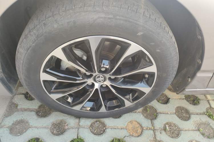 Used Toyota Avalon 2022 2.5L Luxury Edition Left Front Wheel Hub