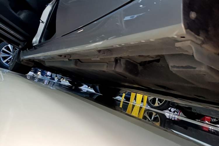 Used Toyota Avalon 2022 2.0L Luxury Edition Left Side Sill