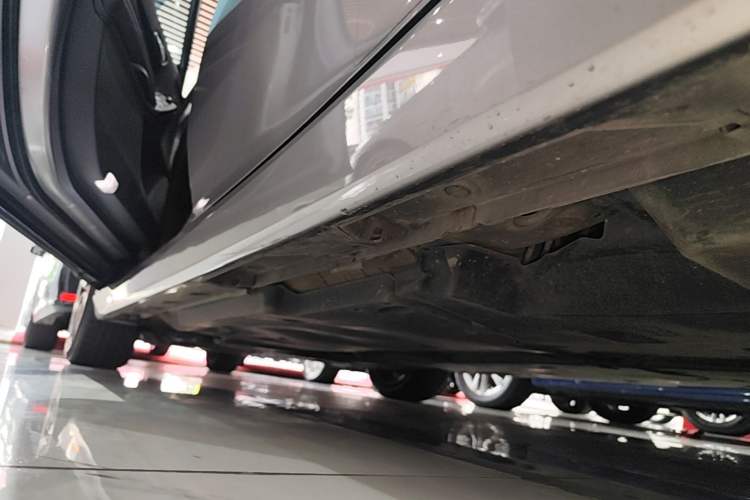 Used Toyota Avalon 2022 2.0L Luxury Edition Left Side Sill
