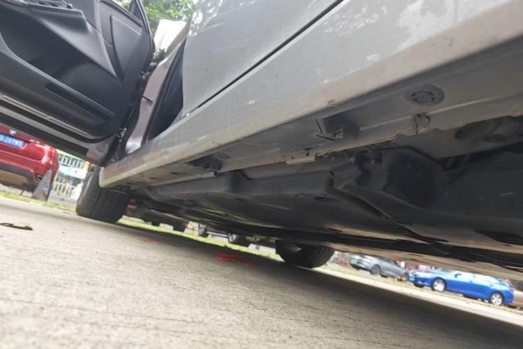 Used Toyota Avalon 2022 2.5L Touring Premium Edition Left Side Sill