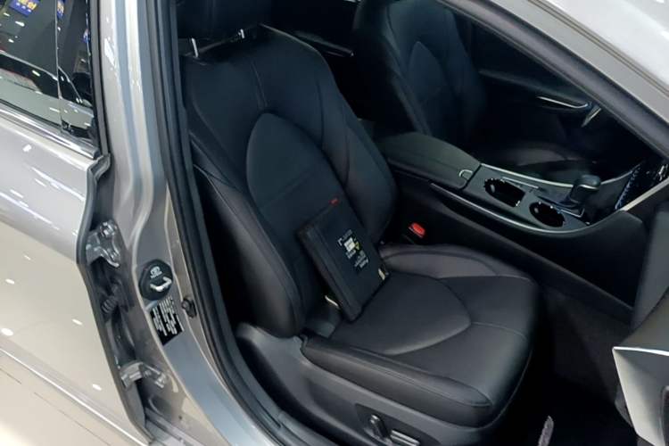 Used Toyota Avalon 2022 2.0L Luxury Edition Right Front Seat