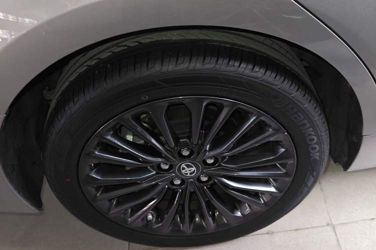 Used Toyota Avalon 2022 2.5L Touring Premium Edition Right Rear Wheel Hub