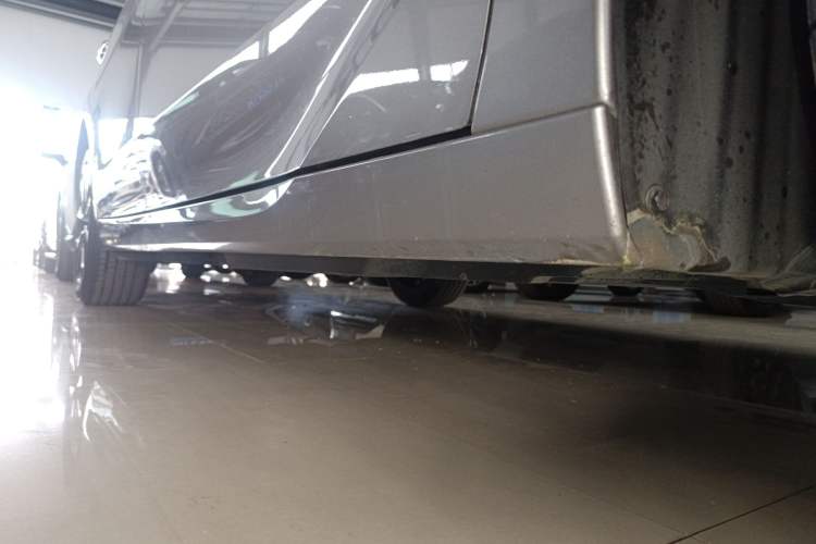 Used Toyota Avalon 2022 2.0L Luxury Edition Right Side Sill