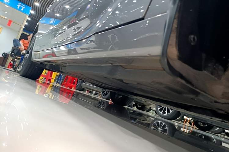 Used Toyota Avalon 2022 2.0L Luxury Edition Right Side Sill