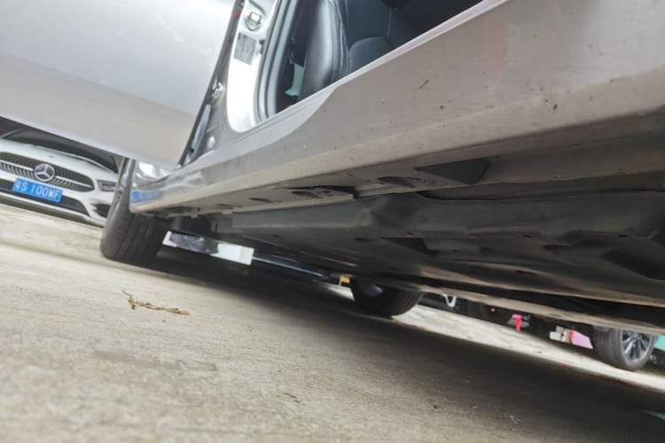 Used Toyota Avalon 2022 2.5L Touring Premium Edition Right Side Sill