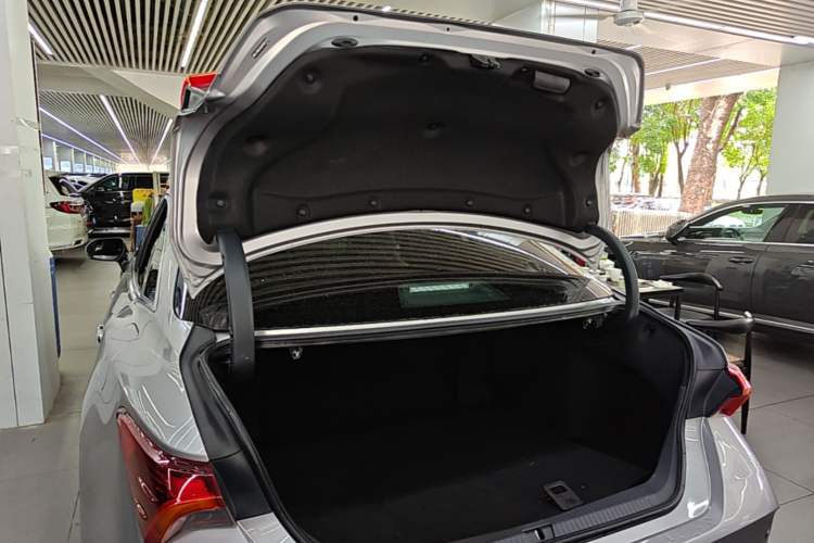 Used Toyota Avalon 2022 Dual-Engine 2.5L Luxury Edition Trunk