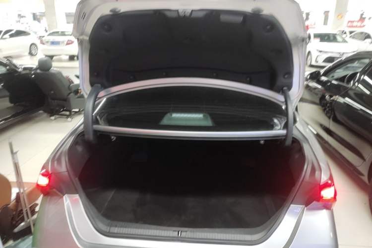 Used Toyota Avalon 2022 Dual-Engine 2.5L Luxury Edition Trunk
