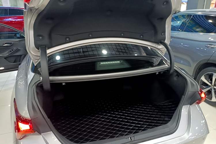 Used Toyota Avalon 2022 2.0L Luxury Edition Trunk