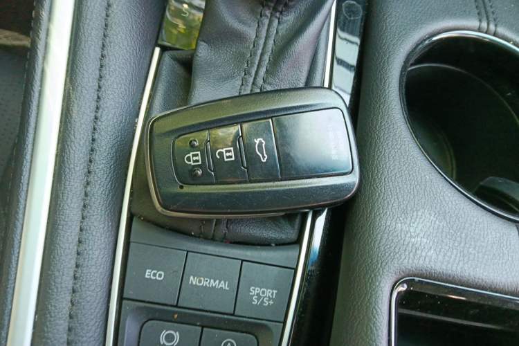 Used Toyota Avalon 2022 2.5L Luxury Edition Vehicle Key