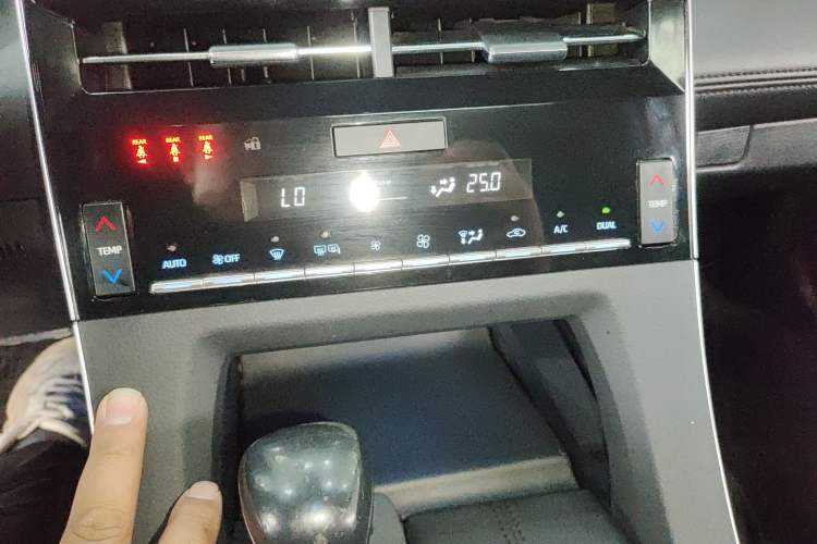 Used Toyota Avalon 2022 2.5L Ambition Edition Audio And AC Panel