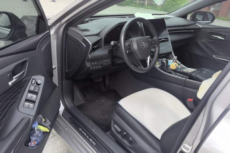 Used Toyota Avalon 2022 Dual-Engine 2.5L XLE Premium Edition Driver Seat