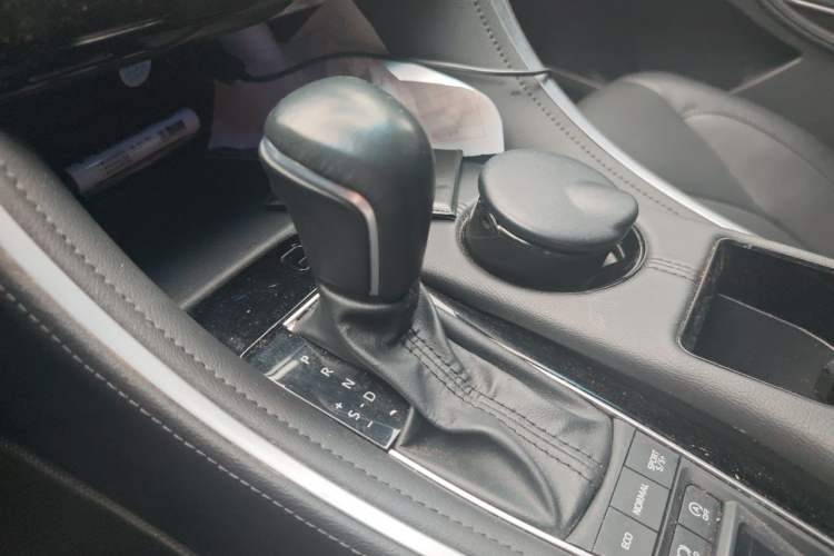 Used Toyota Avalon 2022 2.5L Luxury Edition Gear Lever