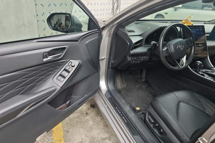 Used Toyota Avalon 2022 Dual-Engine 2.5L XLE Premium Edition Interior 3