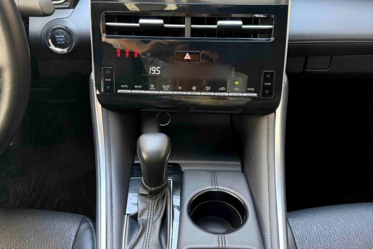 Used Toyota Avalon 2022 2.0L Luxury Edition Interior 4