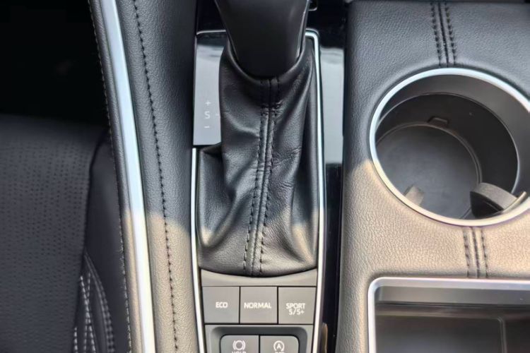 Used Toyota Avalon 2022 2.5L Touring Premium Edition Interior 7
