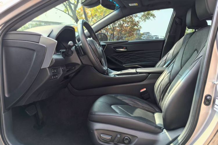 Used Toyota Avalon 2022 2.5L Touring Premium Edition Interior 9