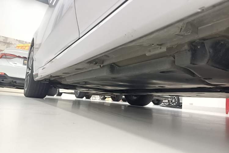 Used Toyota Avalon 2022 2.5L Luxury Edition Left Side Sill
