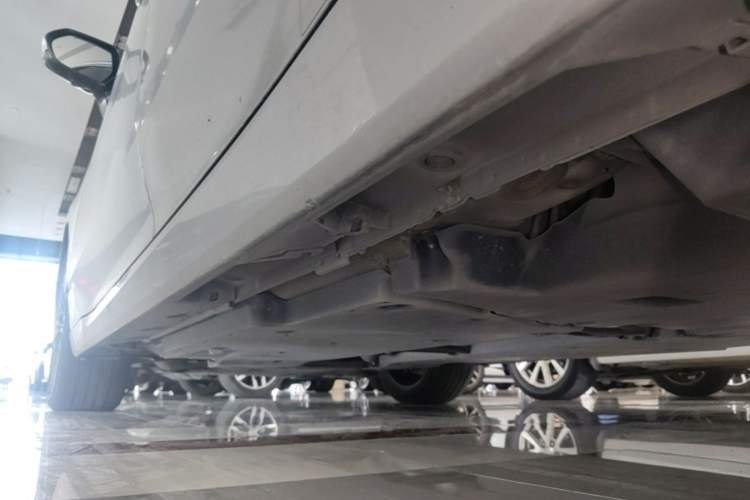 Used Toyota Avalon 2022 2.0L XLE Premium Edition Left Side Sill