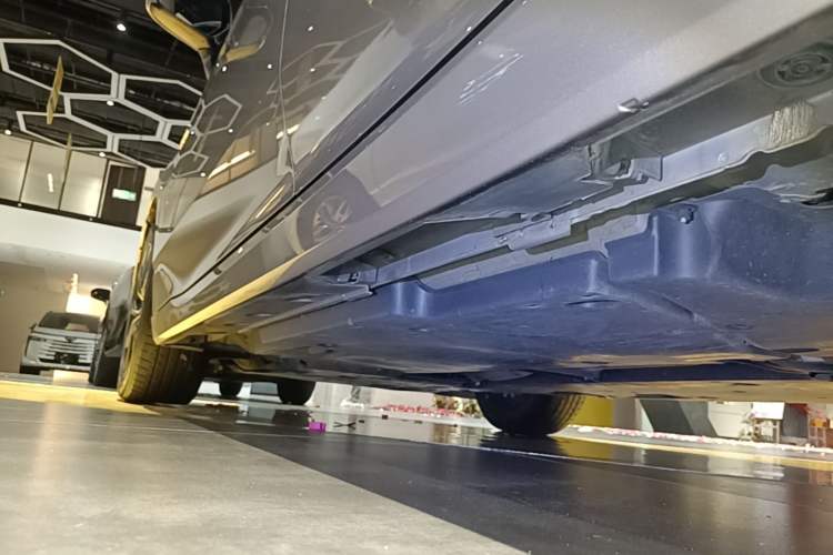 Used Toyota Avalon 2022 Dual-Engine 2.5L Luxury Edition Left Side Sill