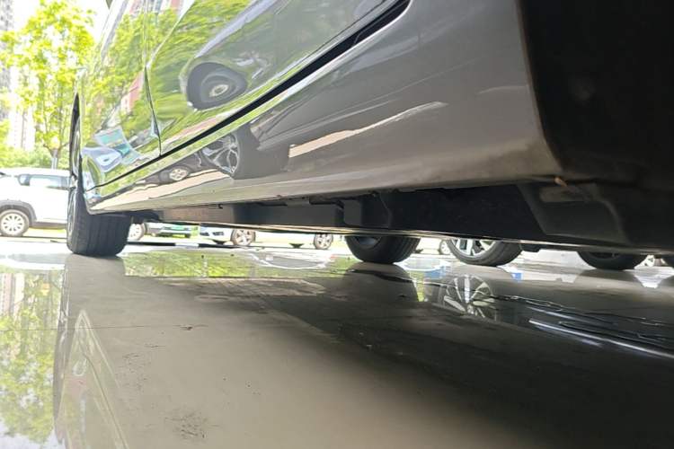 Used Toyota Avalon 2022 2.0L Luxury Edition Left Side Sill