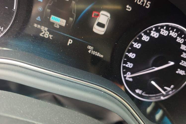 Used Toyota Avalon 2022 Dual-Engine 2.5L Luxury Edition Odometer Close Up