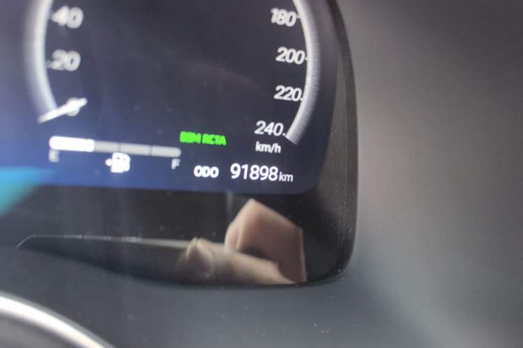 Used Toyota Avalon 2022 Dual-Engine 2.5L XLE Premium Edition Odometer Close Up